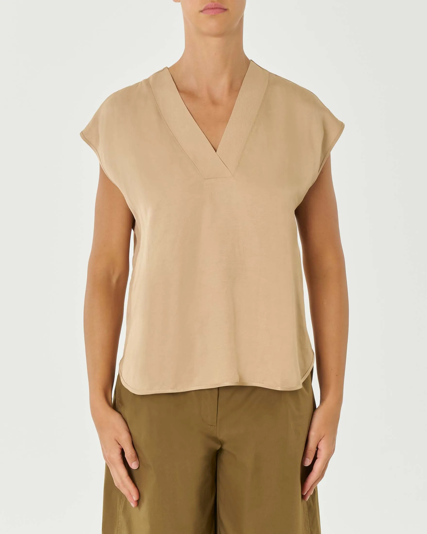 Blusa beige ampia in viscosa con scollo a V e maniche ad aletta
