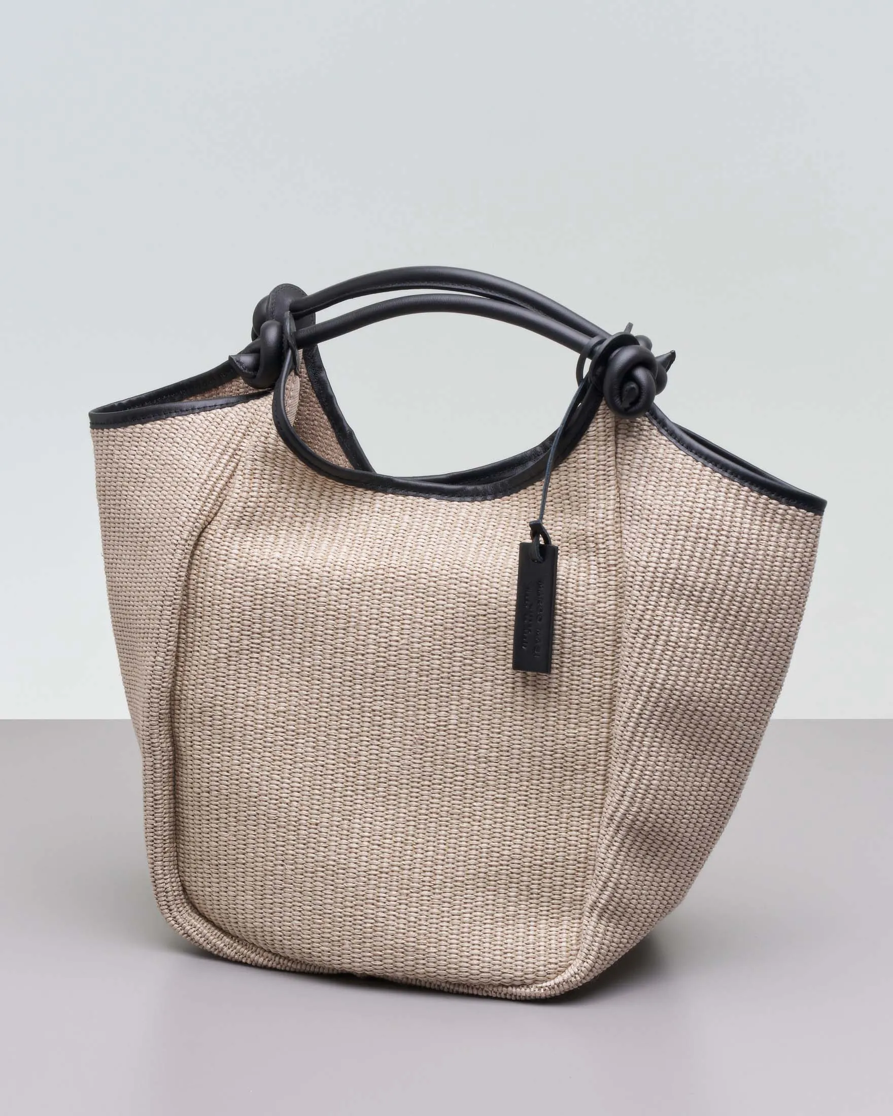 Borsa a spalla in raffia intrecciata color ecrù con profili in pelle nera e manici con nodi