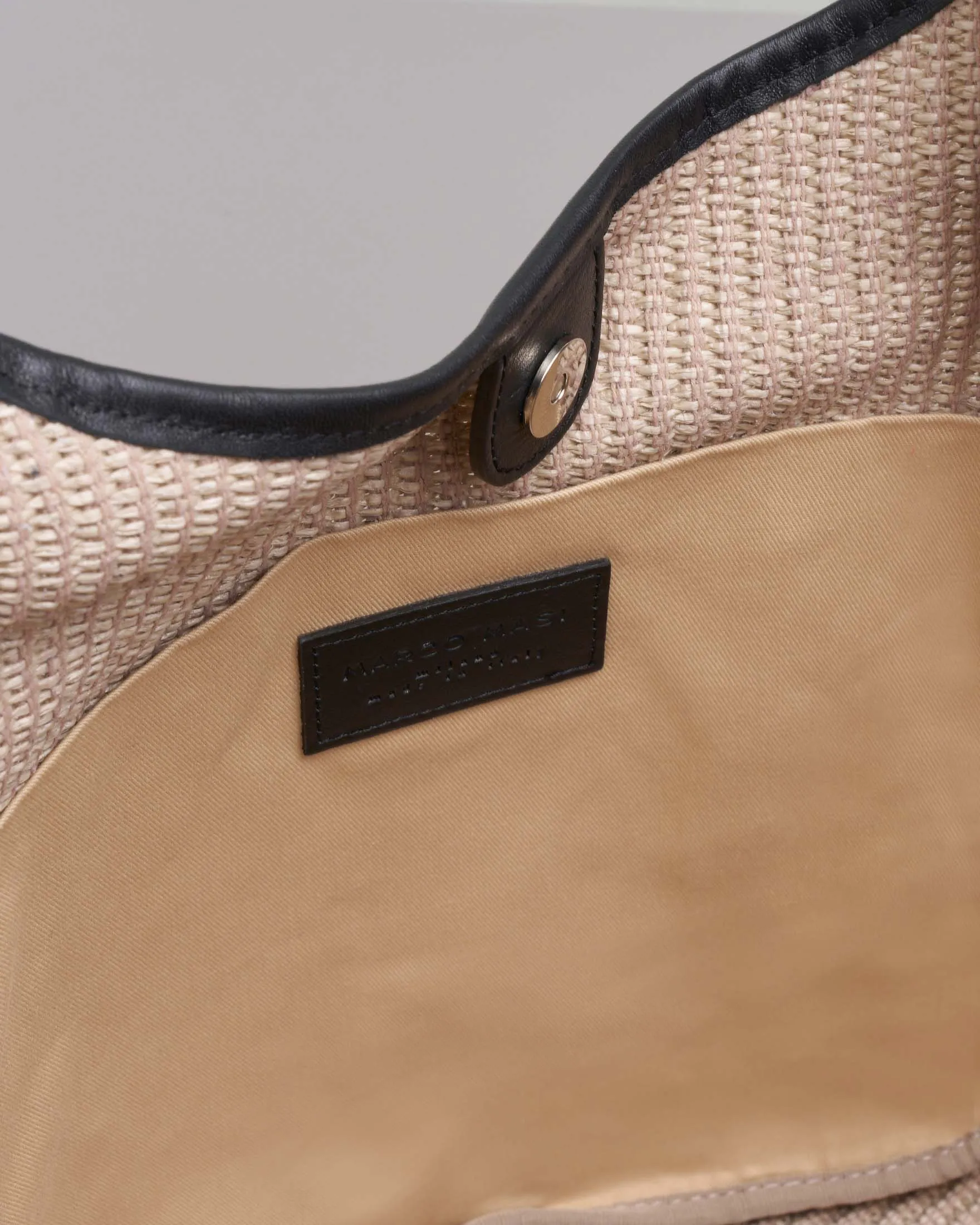 Borsa a spalla in raffia intrecciata color ecrù con profili in pelle nera e manici con nodi