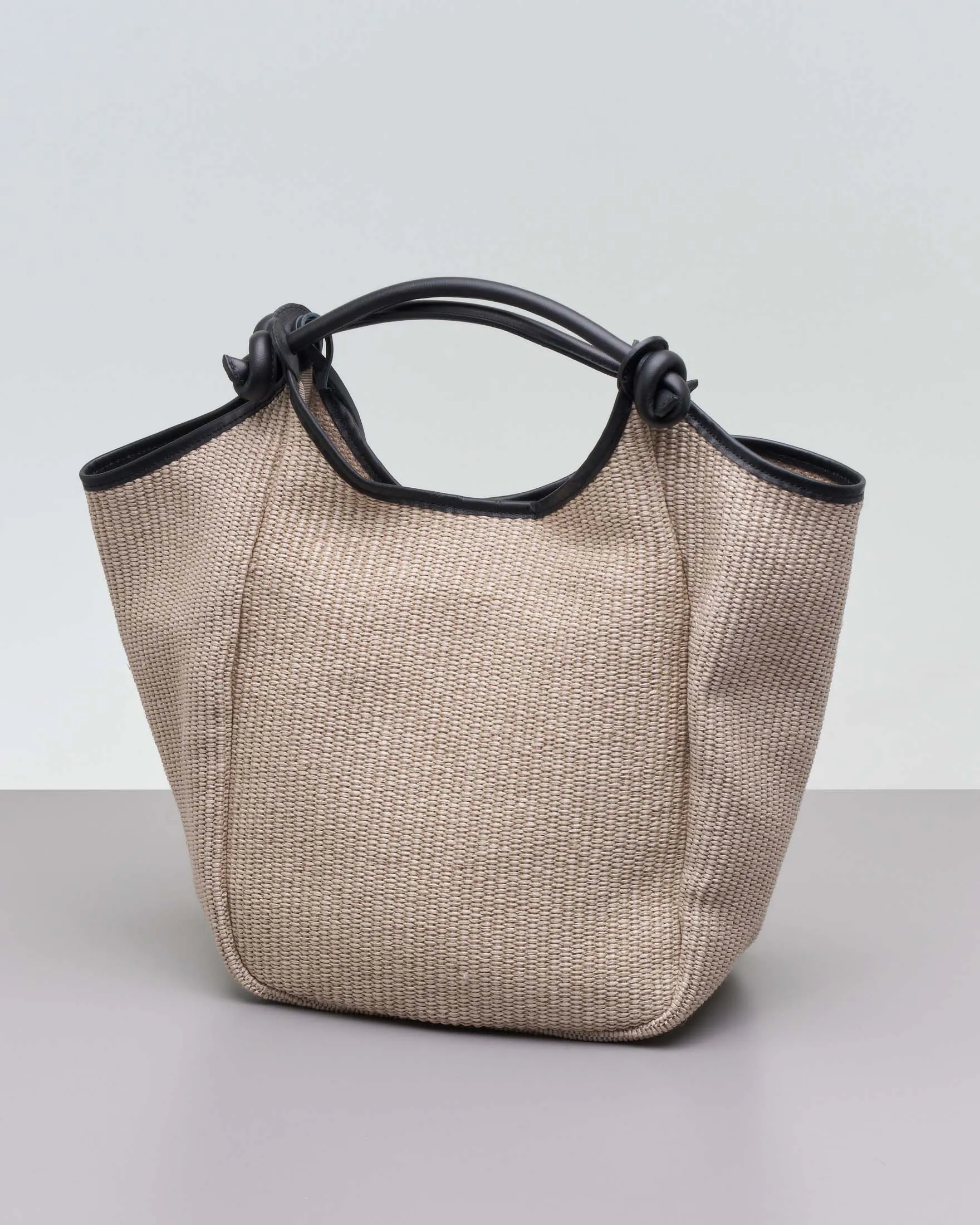 Borsa a spalla in raffia intrecciata color ecrù con profili in pelle nera e manici con nodi