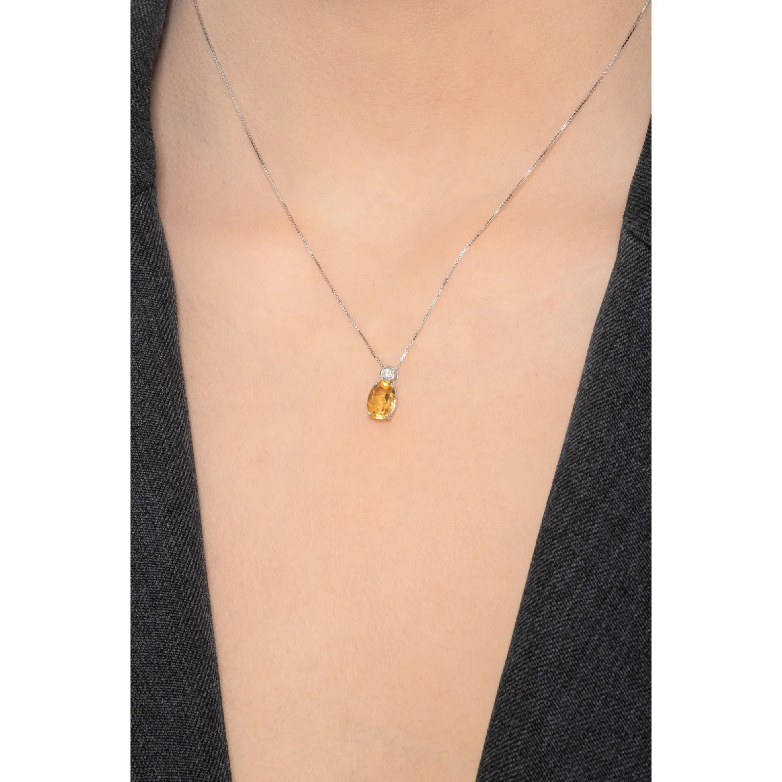 Collana con pendente in oro bianco 18k con diamante e citrino ovale