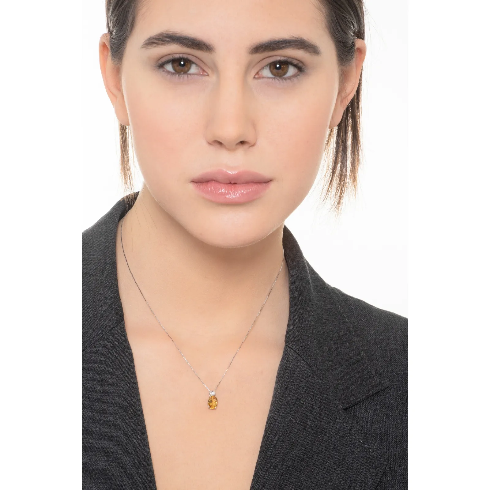 Collana con pendente in oro bianco 18k con diamante e citrino ovale