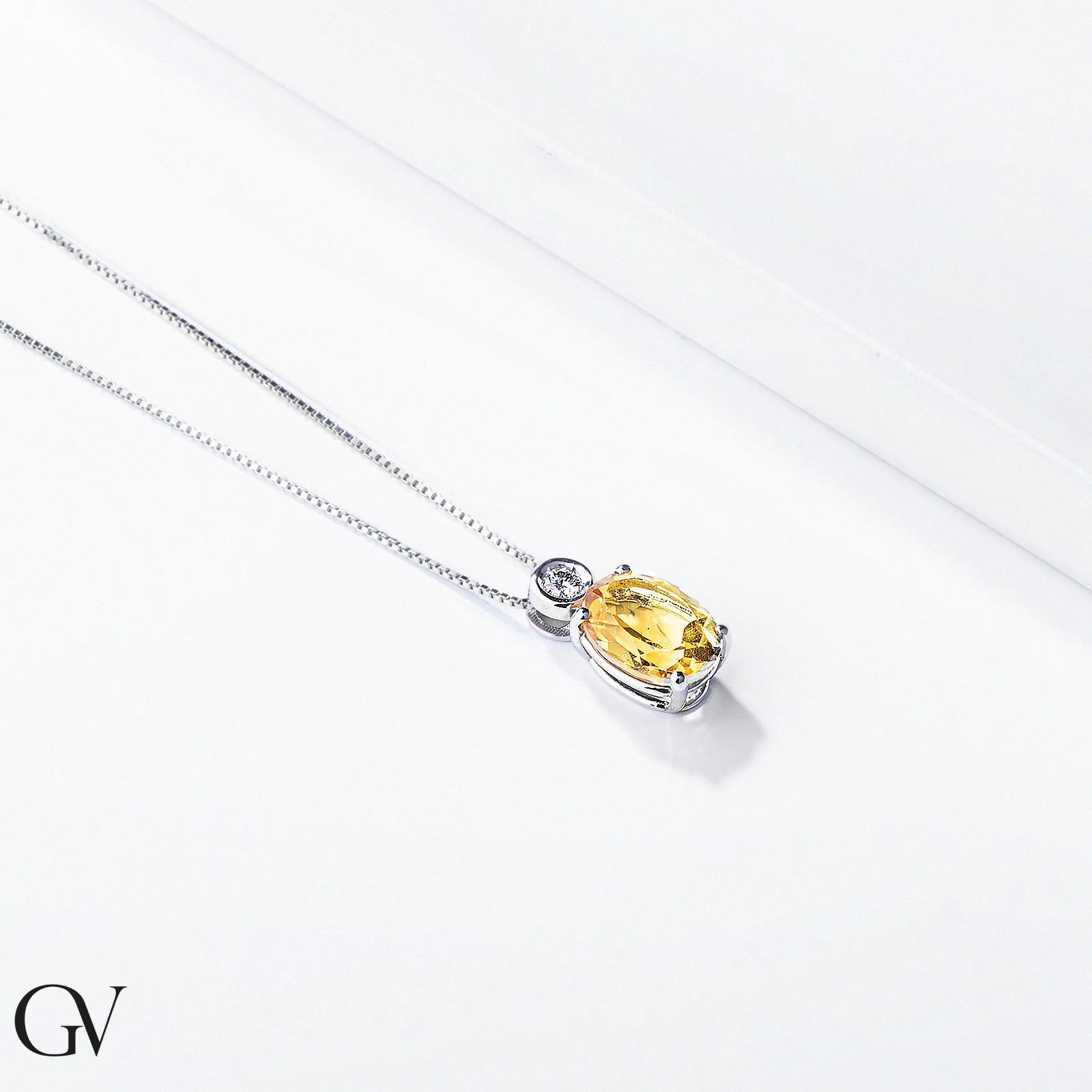 Collana con pendente in oro bianco 18k con diamante e citrino ovale