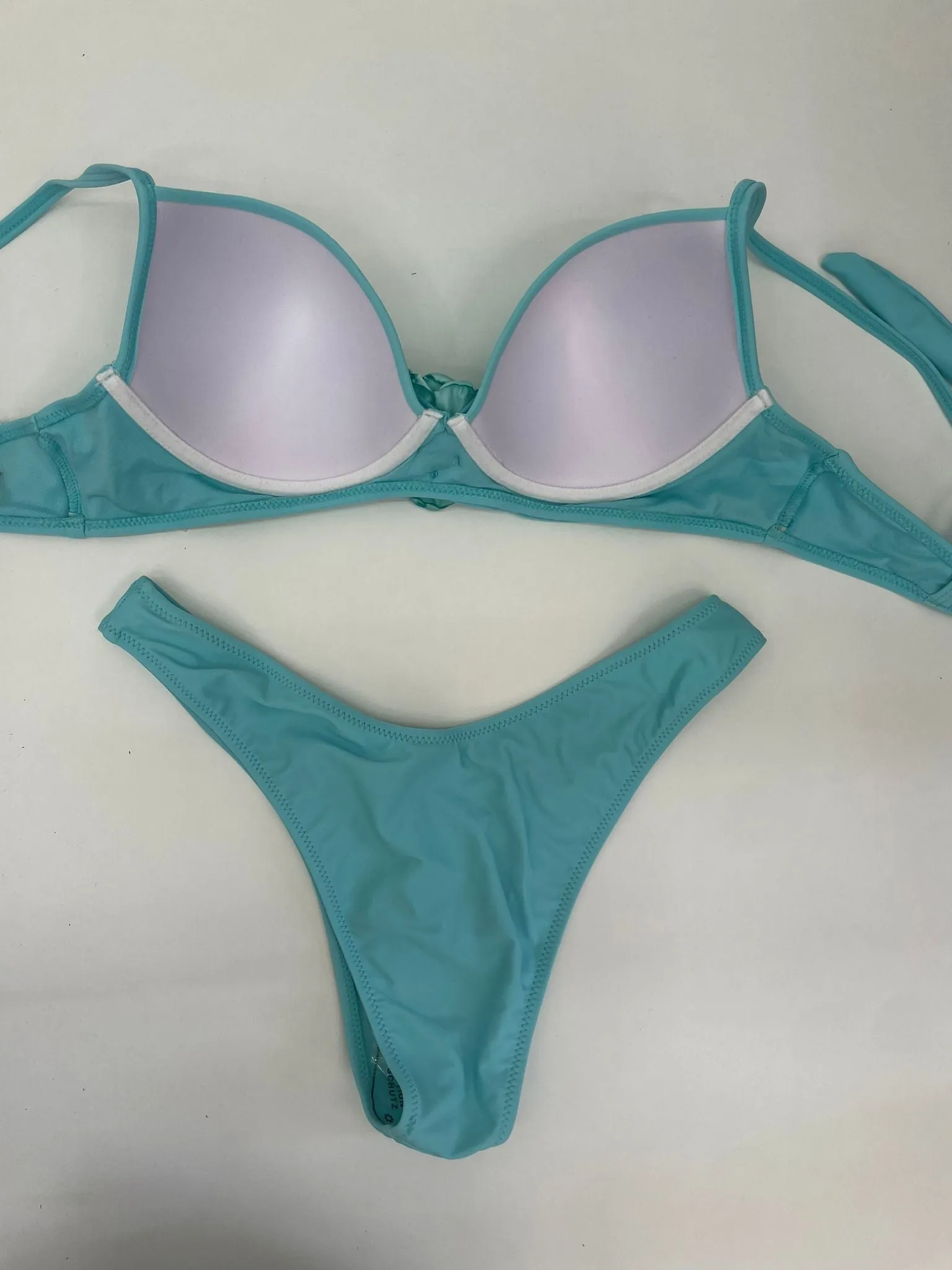 Costume due pezzi tinta unita con rosa