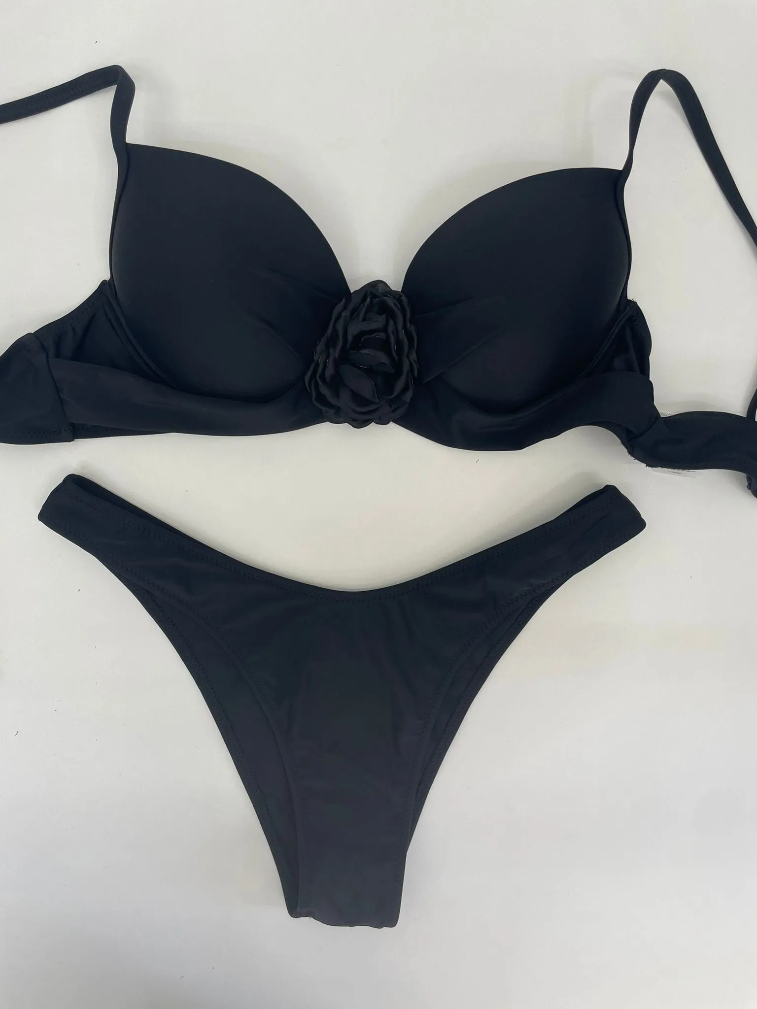 Costume due pezzi tinta unita con rosa