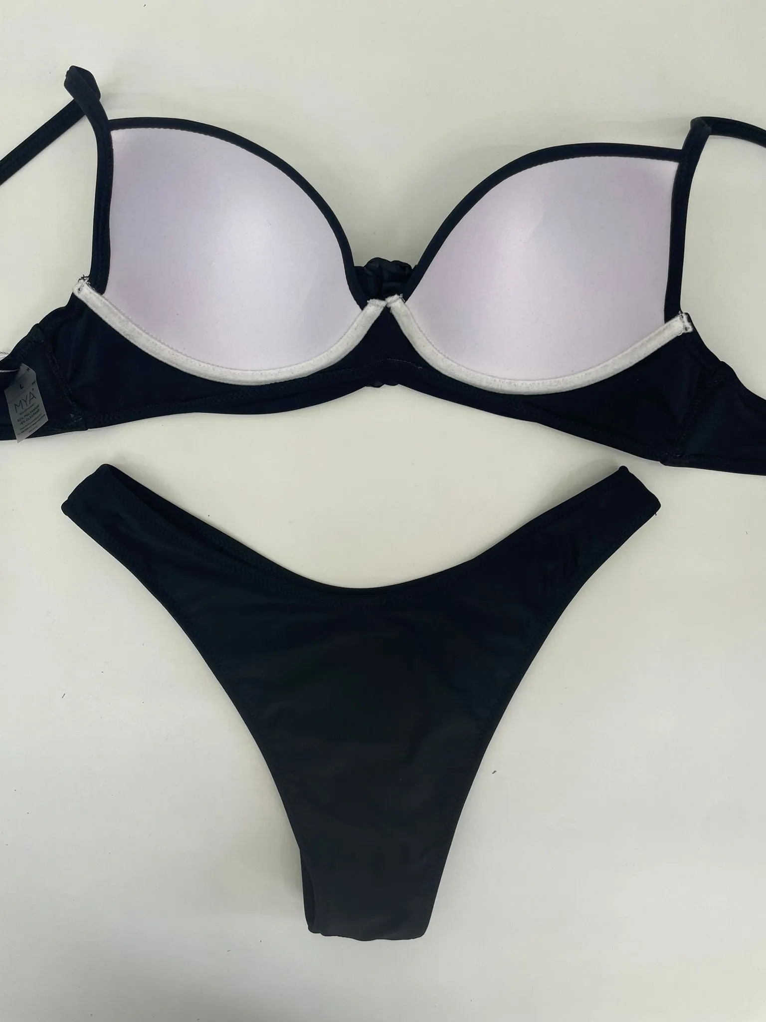Costume due pezzi tinta unita con rosa