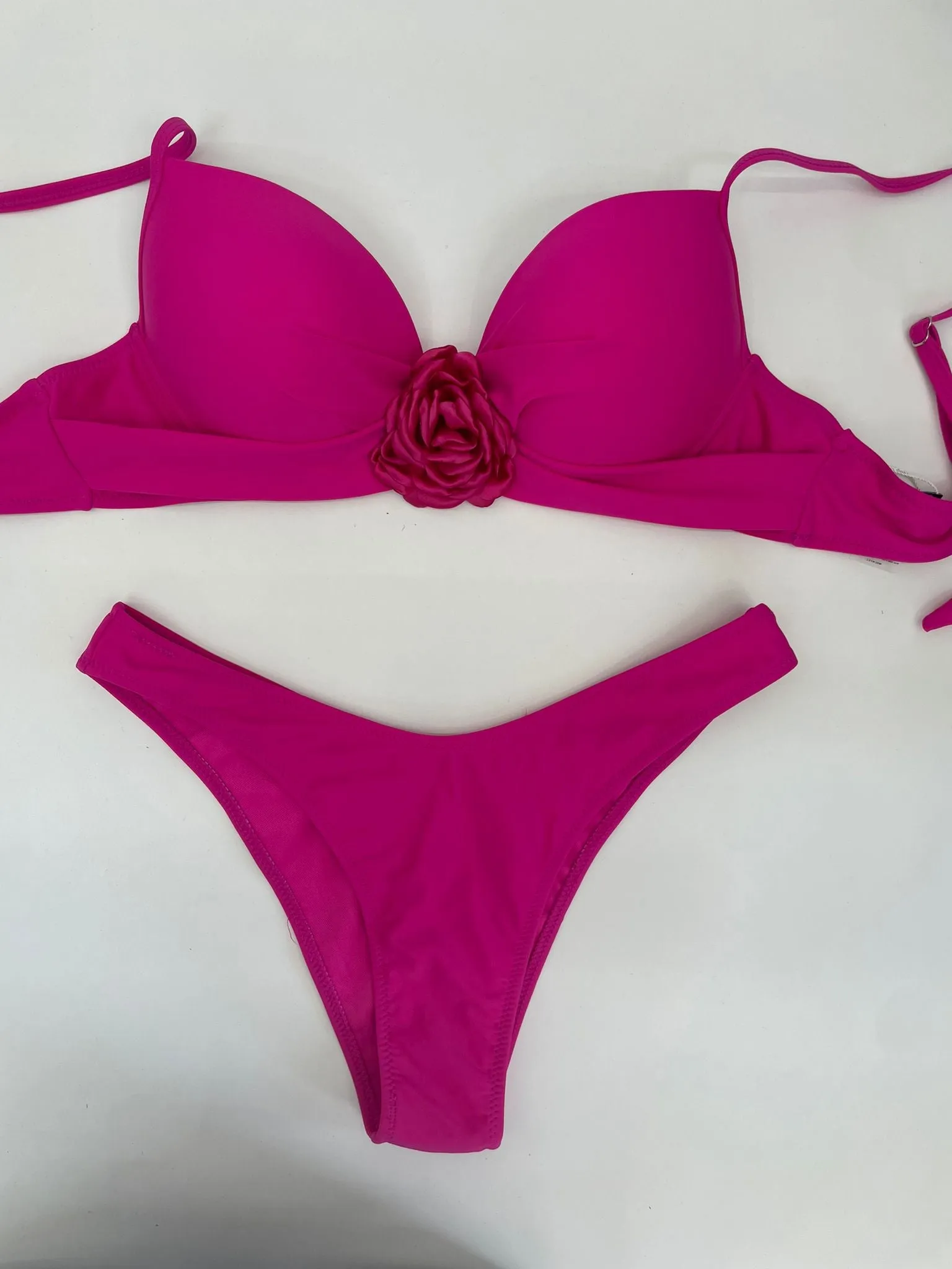 Costume due pezzi tinta unita con rosa