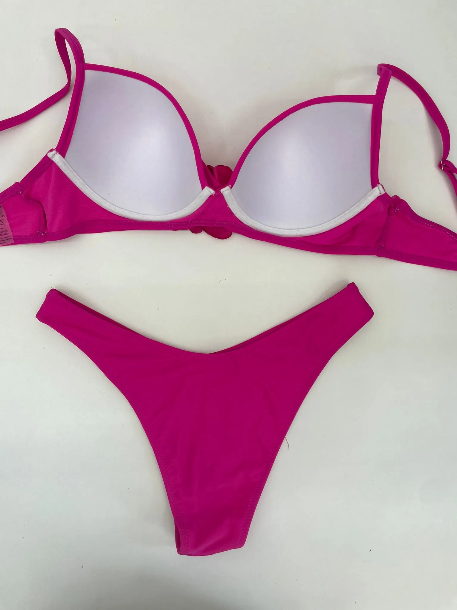 Costume due pezzi tinta unita con rosa