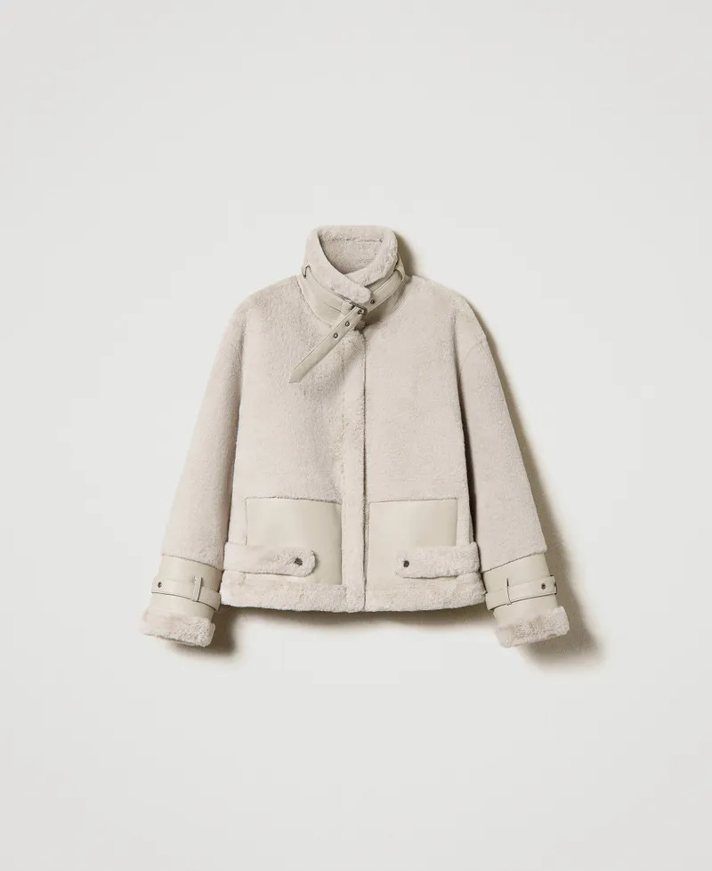 Giacca in faux fur con cinturini