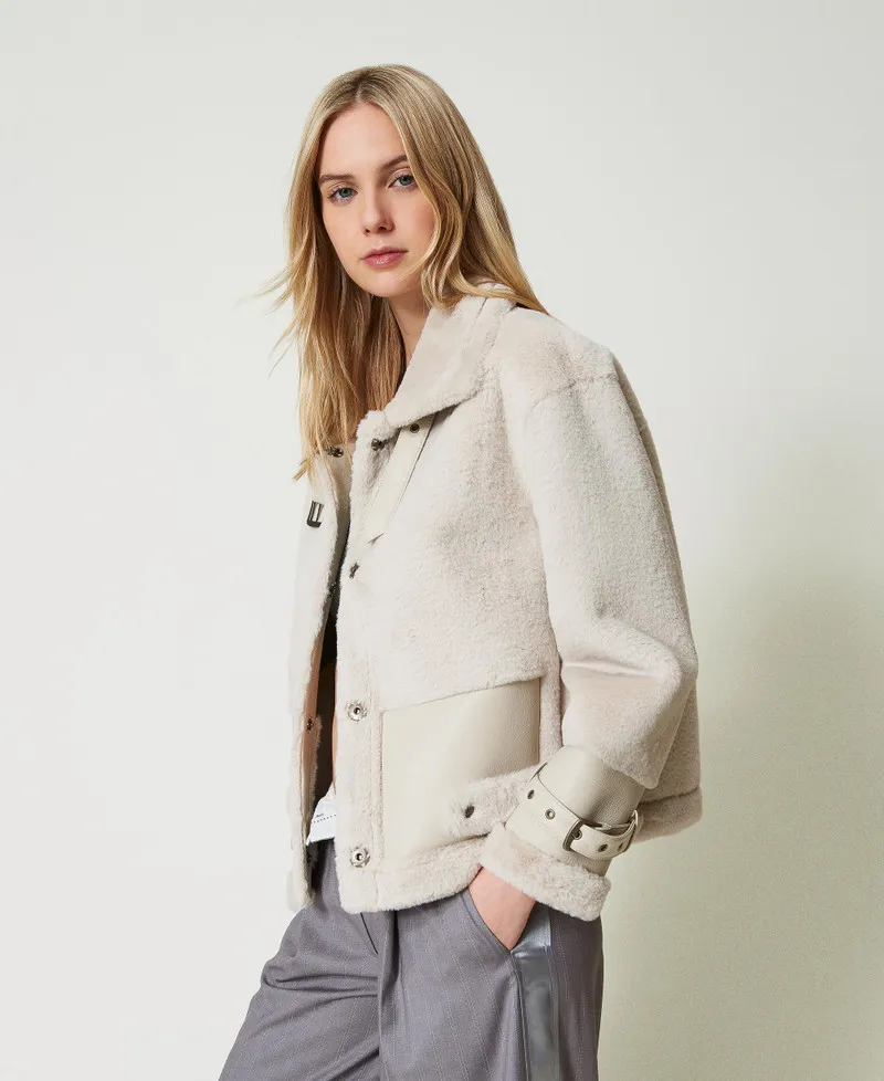 Giacca in faux fur con cinturini