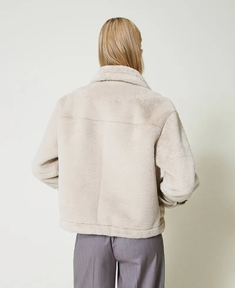 Giacca in faux fur con cinturini
