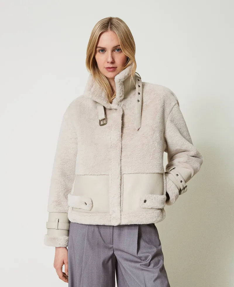 Giacca in faux fur con cinturini