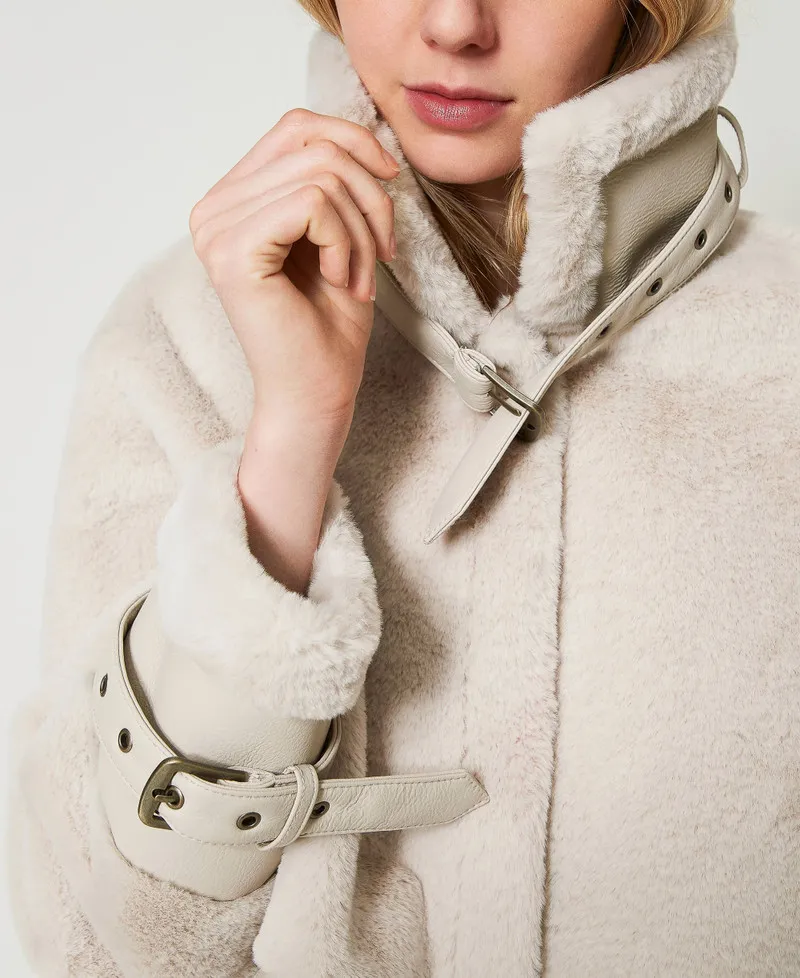 Giacca in faux fur con cinturini