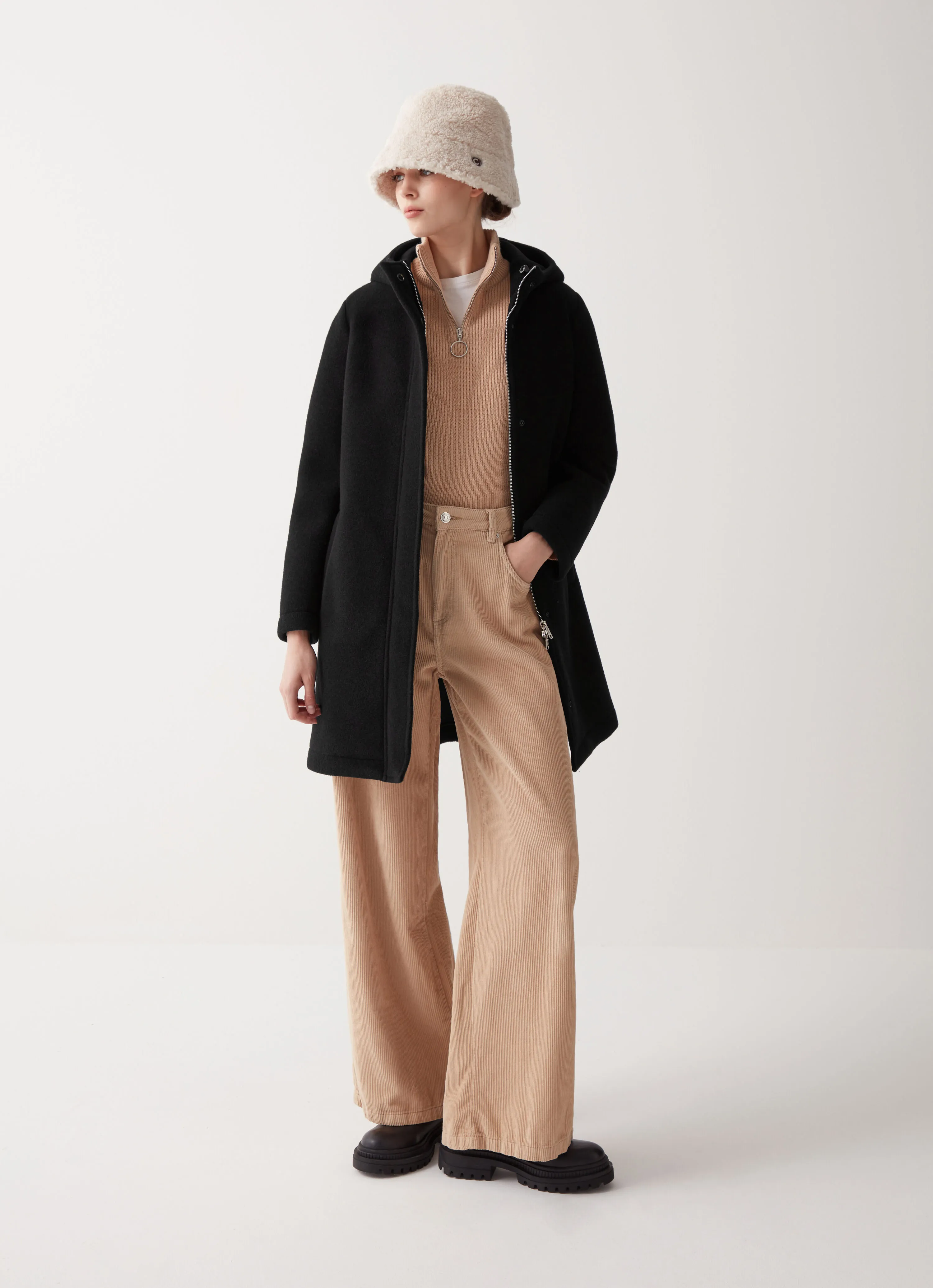 Hooded coat in woolen cloth