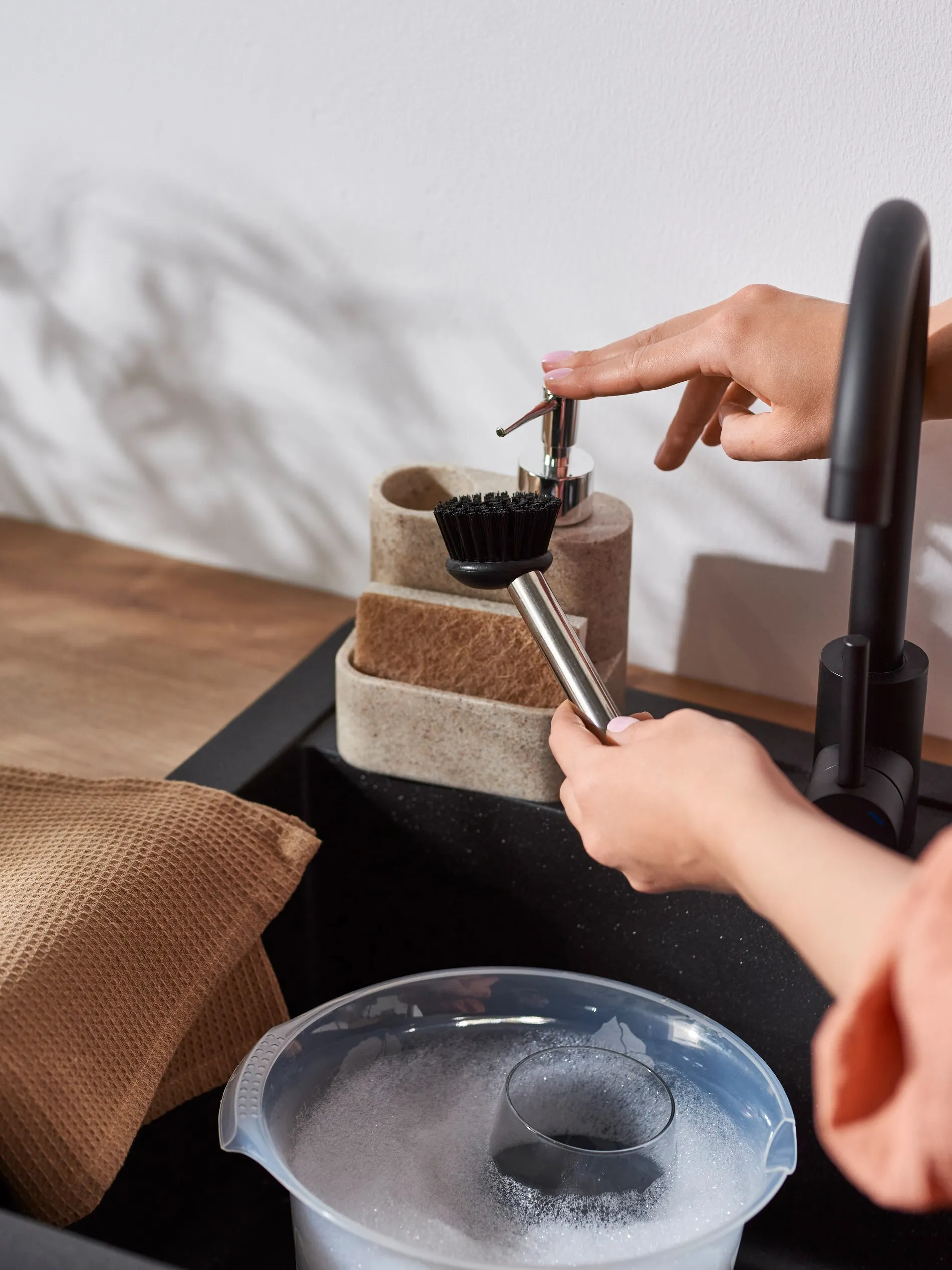 LIQUID DISPENSER,SPONGE&BRUSH