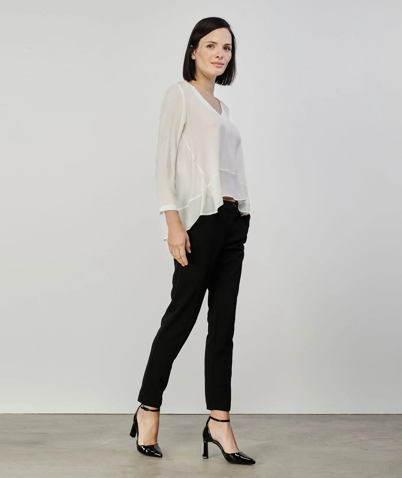Pantaloni neri taglio dritto con tasche