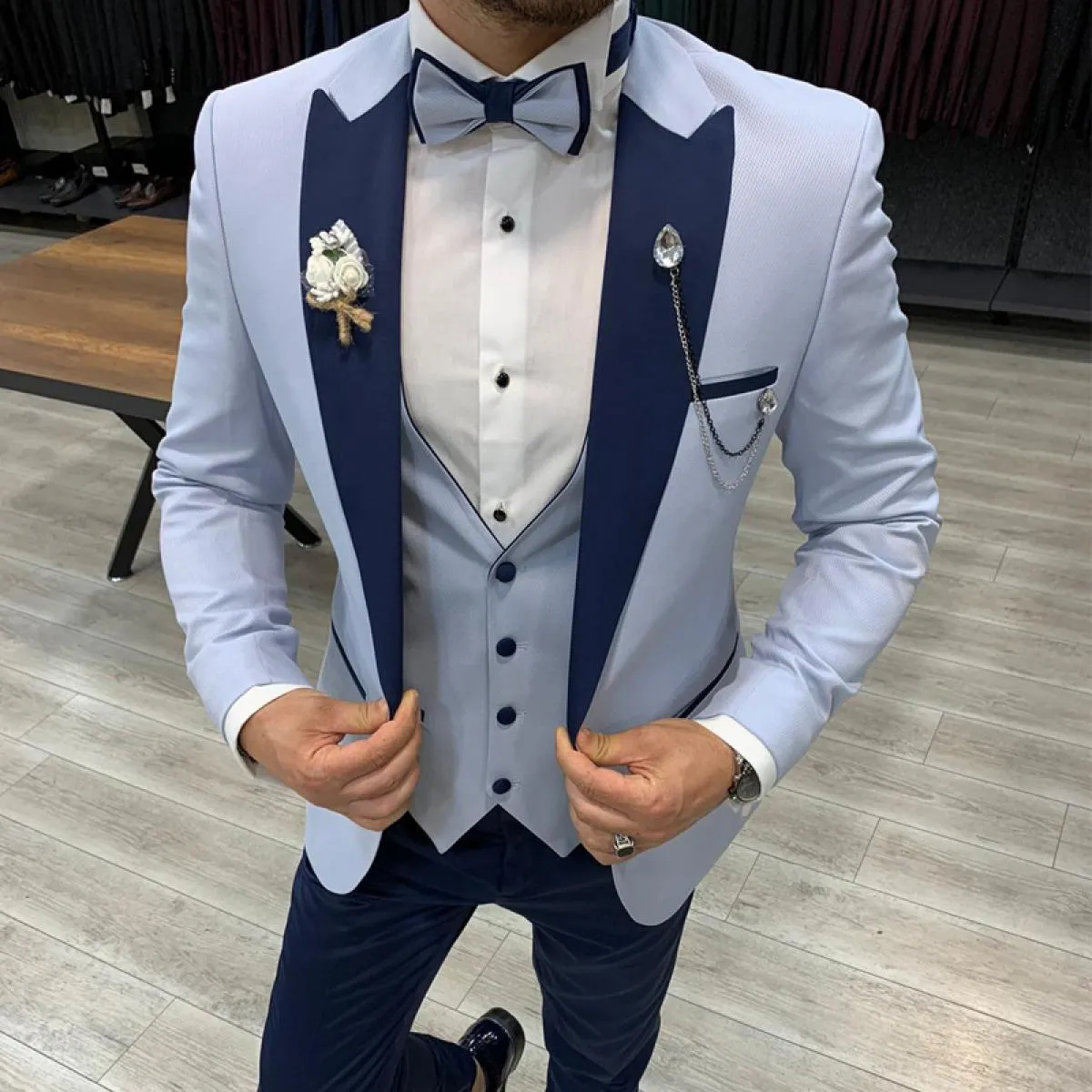 Smoking da sposa azzurro per lo sposo slim fit 3 pezzi abiti formali da uomo con pantaloni blu navy con risvolto a punta persona