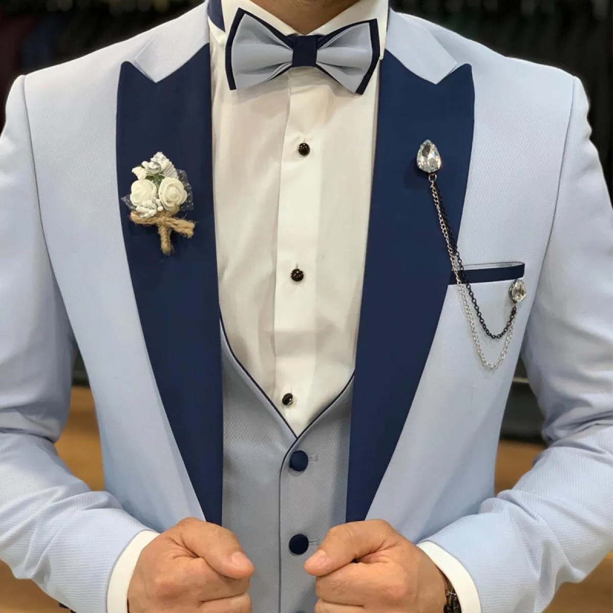 Smoking da sposa azzurro per lo sposo slim fit 3 pezzi abiti formali da uomo con pantaloni blu navy con risvolto a punta persona