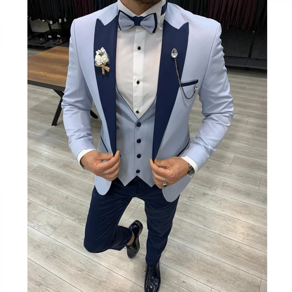 Smoking da sposa azzurro per lo sposo slim fit 3 pezzi abiti formali da uomo con pantaloni blu navy con risvolto a punta persona