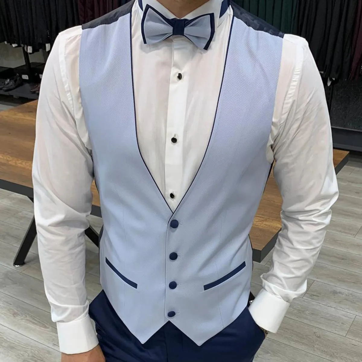 Smoking da sposa azzurro per lo sposo slim fit 3 pezzi abiti formali da uomo con pantaloni blu navy con risvolto a punta persona