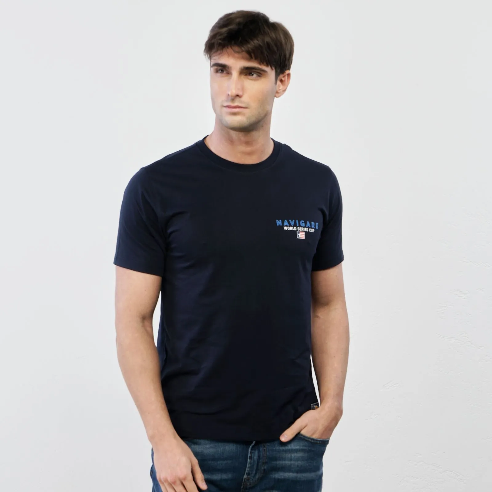 T-shirt blu con maniche corte e logo