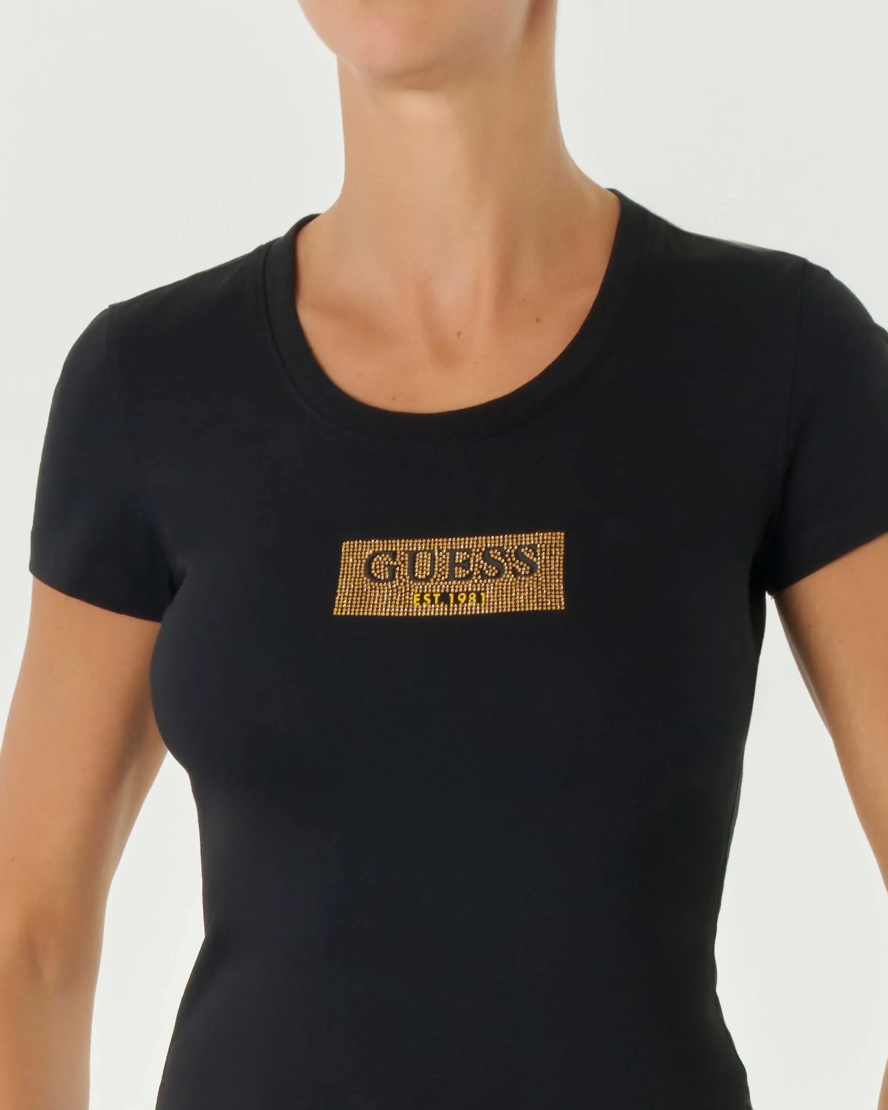 T-shirt nera girocollo con rettangolo strass oro sul petto